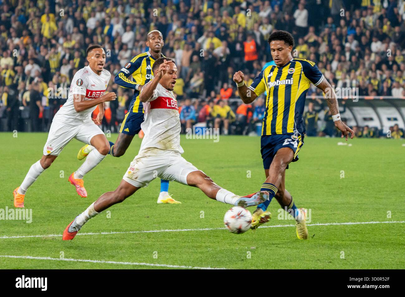 Nikolas Nartey (VfB Stuttgart, #28) und Jayden Oosterwolde (Fenerbahce ...