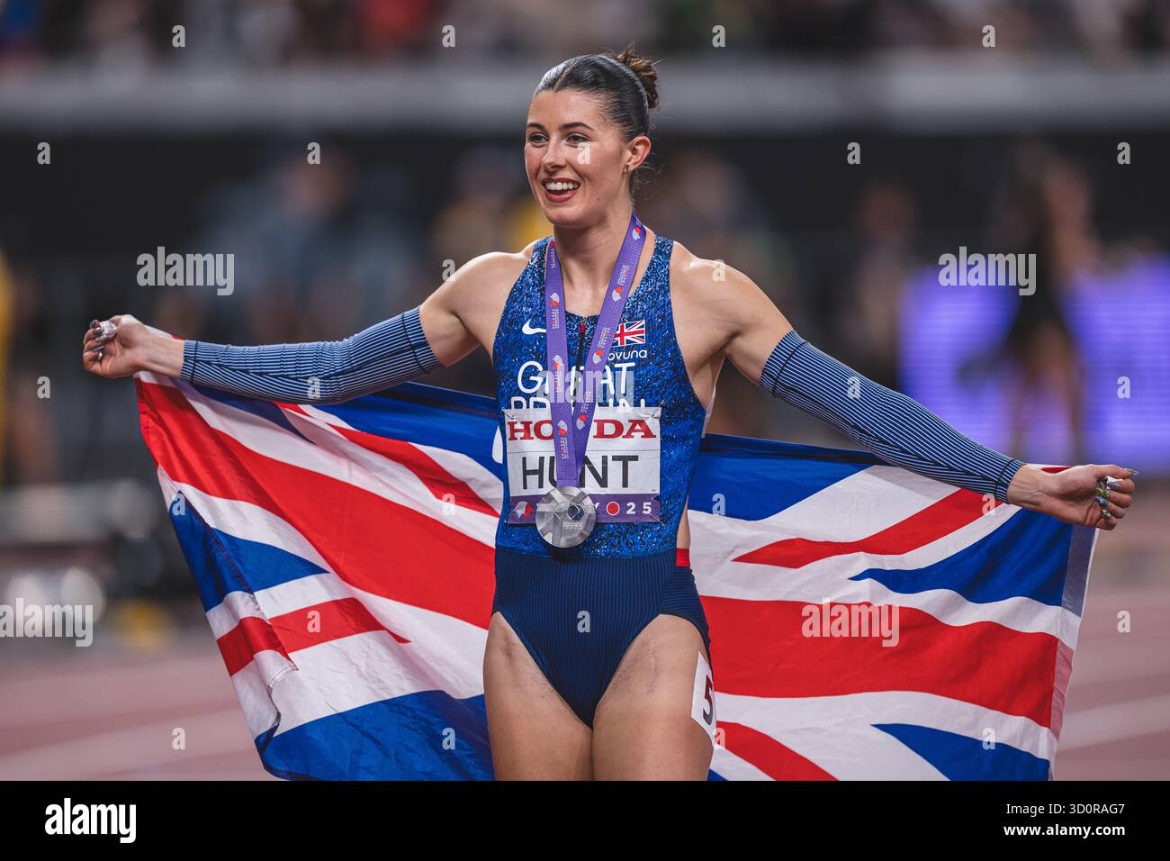Amy Hunt celebrating her medal with her country's flag at the 2025 ...