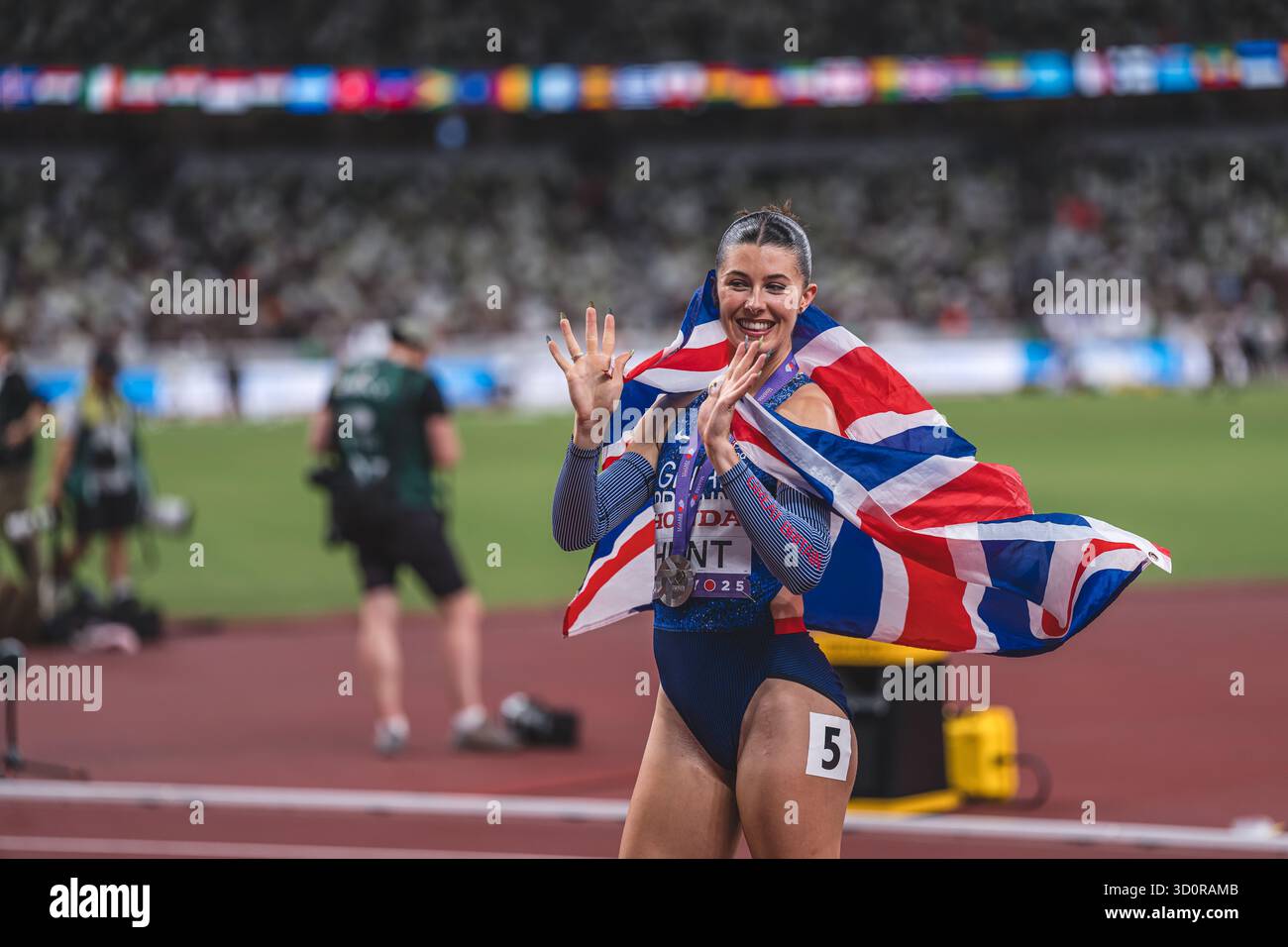 Amy Hunt celebrating her medal with her country's flag at the 2025 ...