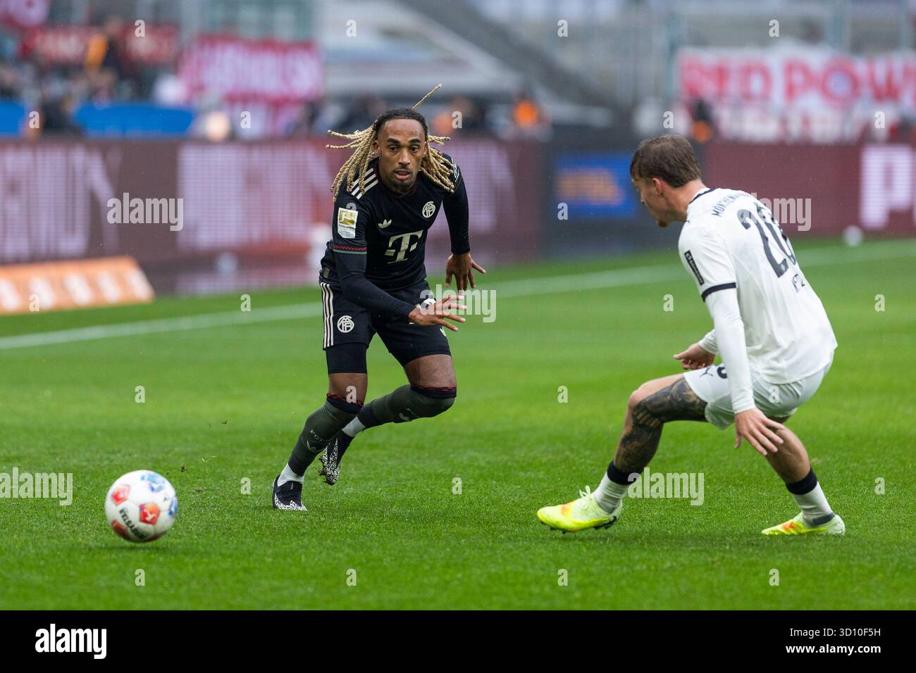 MOENCHENGLADBACH, GERMANY - OCTOBER 25: Sacha Boey (FC Bayern Muenchen,  23), Luca Netz (Borussia Moenchengladbach, 20) during the Bundesliga match  between Borussia Moenchengladbach vs. FC Bayern Muenchen on matchday 8 at  Borussia-Park