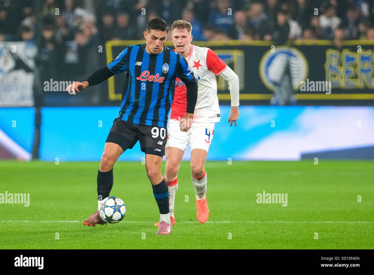 Nikola Krstovic of Atalanta BC 1907 followed by David Zima of SK Slavia Praha during the UEFA Champions League 2025/2026, League Phase MD3 football ma Stock Photo