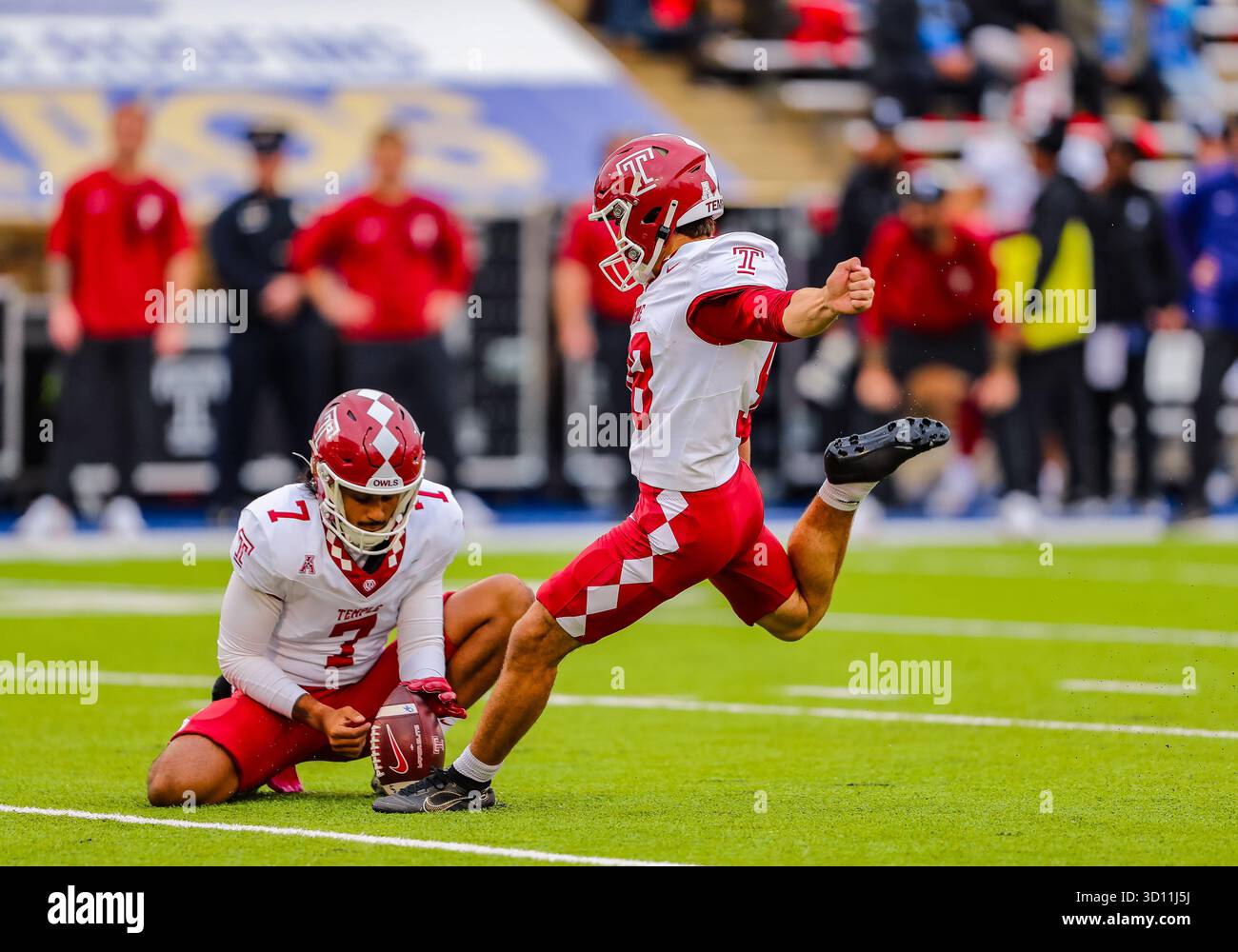 October 25, 2025:.Temple Owls punter Dante Atton (7) holds for Temple ...