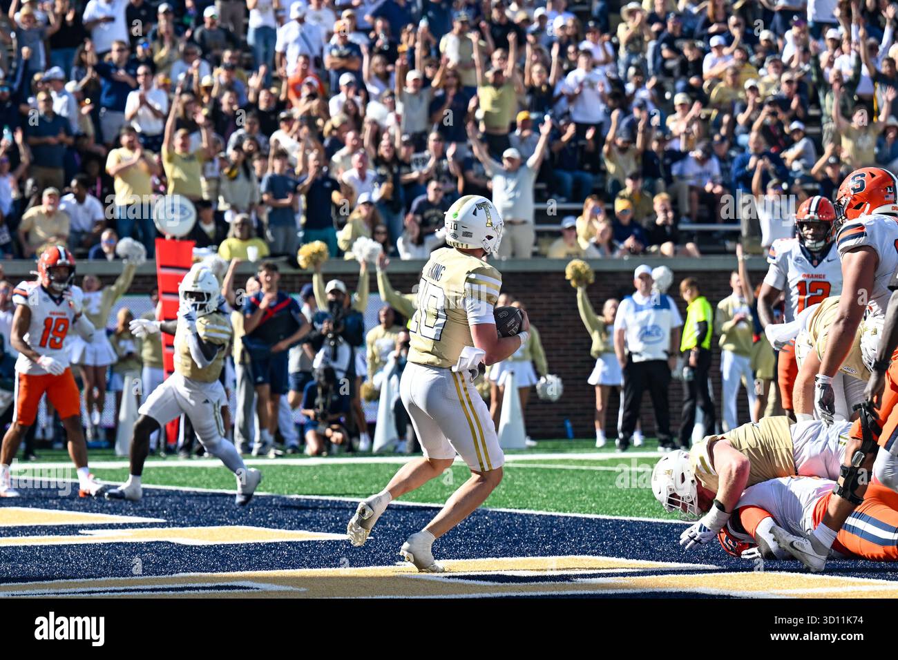 ATLANTA, GA - OCTOBER 25: Georgia Tech quarterback Haynes King (10 ...