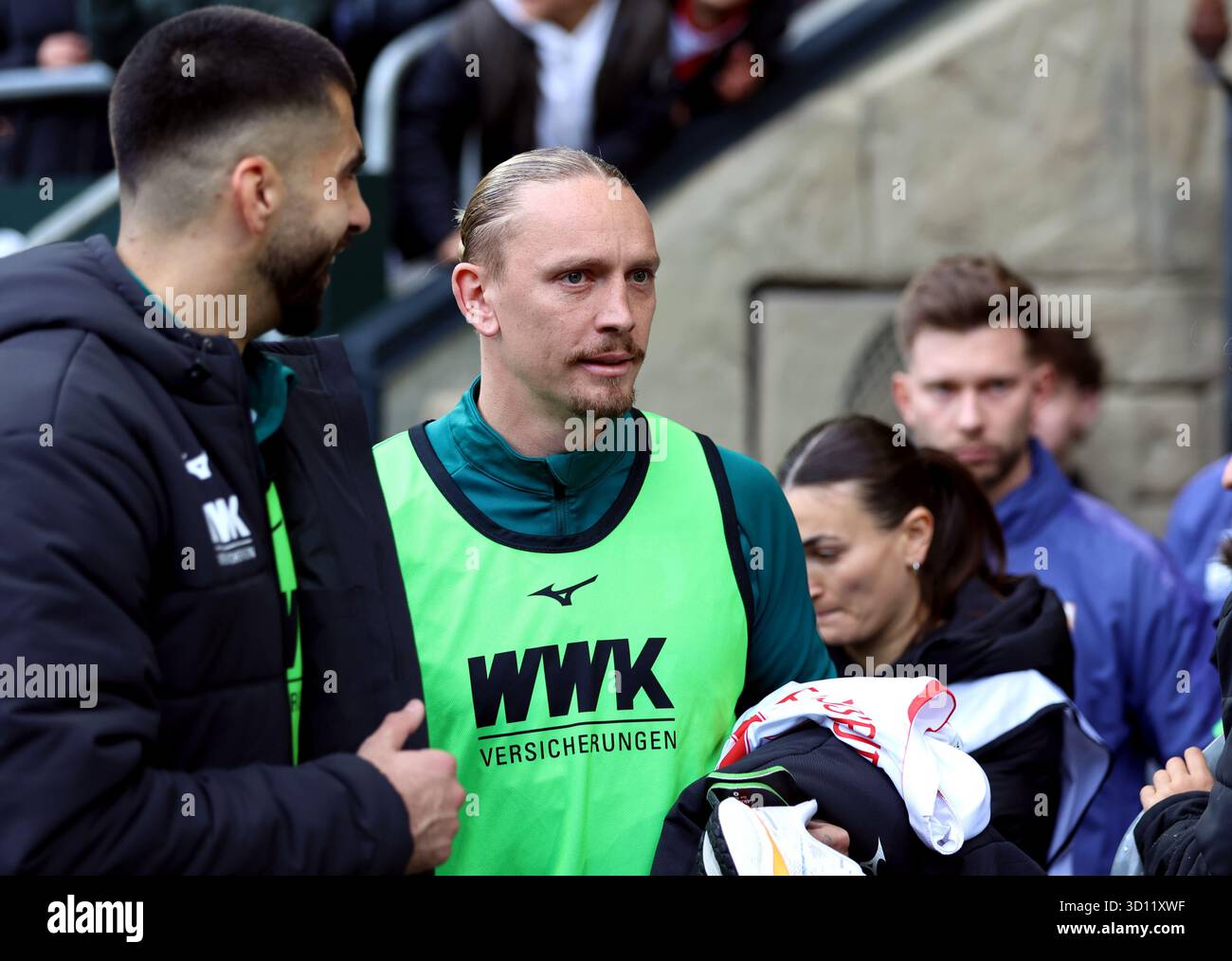 Mwolf Marius wolf fc augsburg auf dem weg zur auswechselbank hi-res stock ...