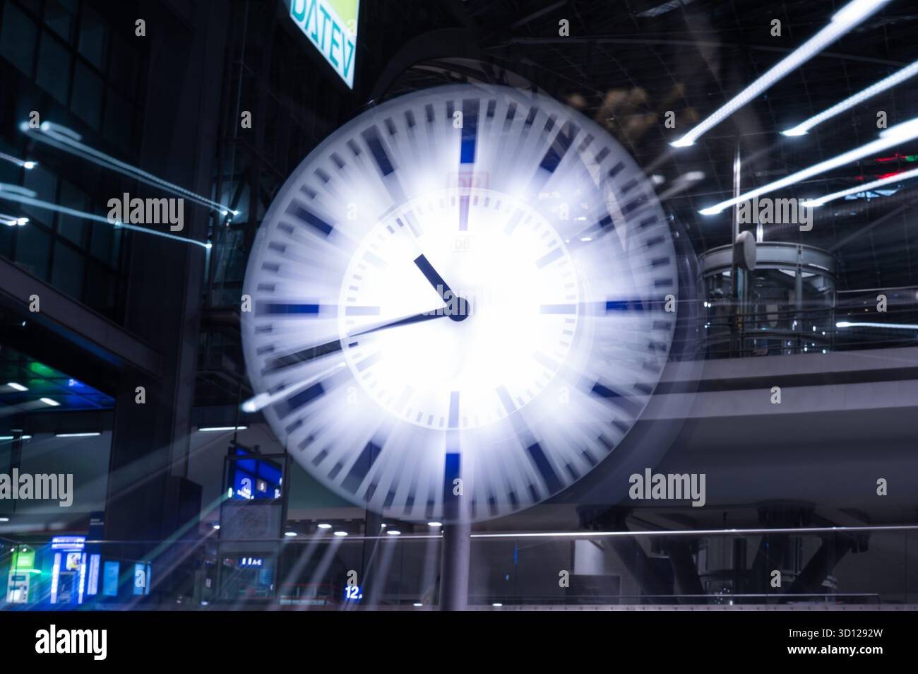26 October 2025, Berlin, Bundesweit: The hands of a clock in the main ...