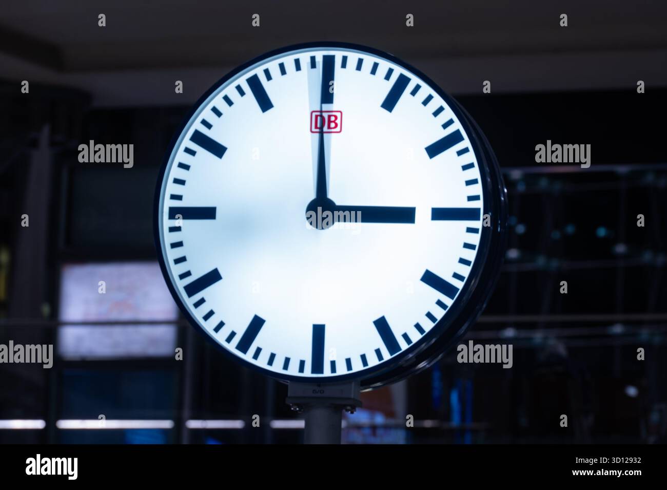 26 October 2025, Berlin, Bundesweit: The hands of a clock in the main ...