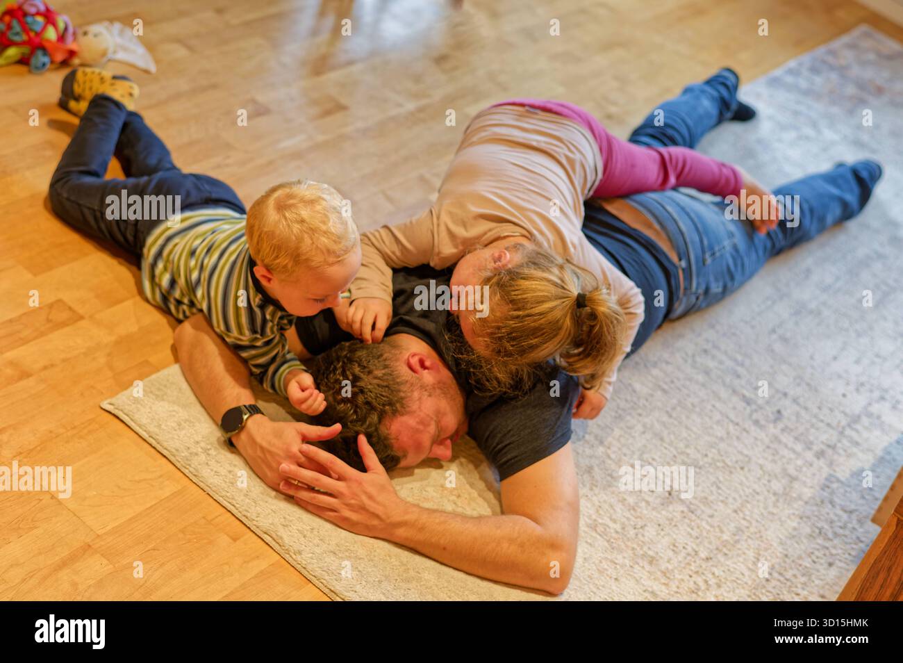 Sohn und vater kuscheln hi-res stock photography and images - Alamy