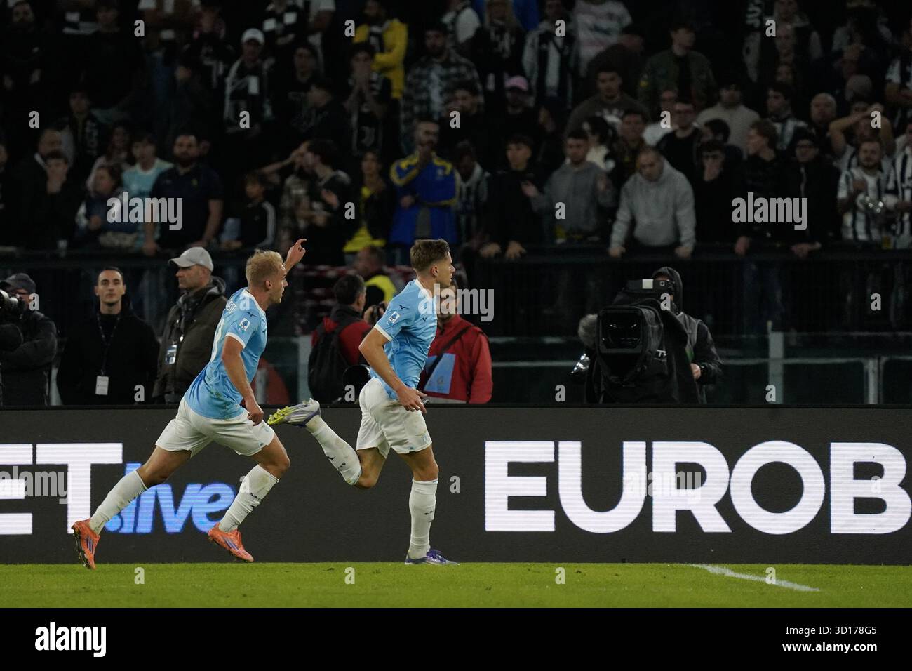 Toma Basic Toma Basic celebrates after goal during the 8th day of the Serie A ...