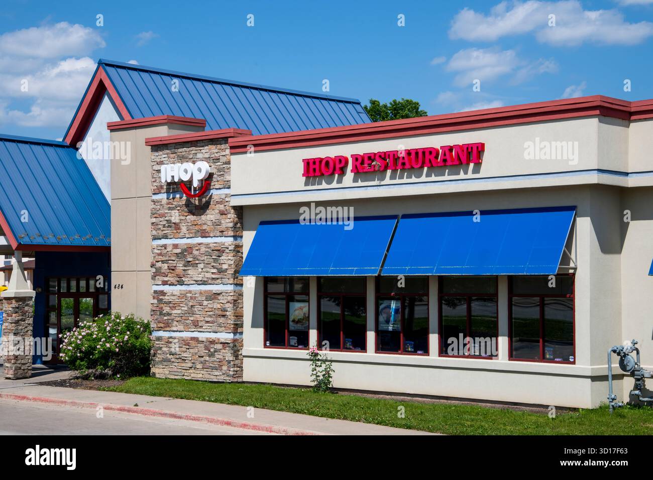 The First-Ever IHOP + Applebee's Duo Restaurant Has Opened In Texas –  Foodbeast, image size:1300x956