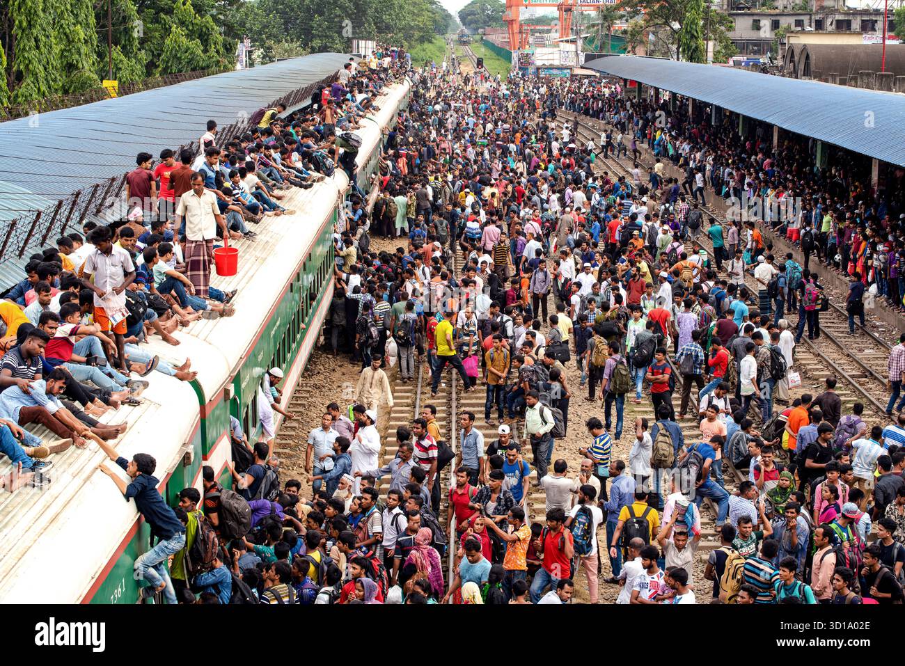 Crowded platform hi-res stock photography and images - Alamy