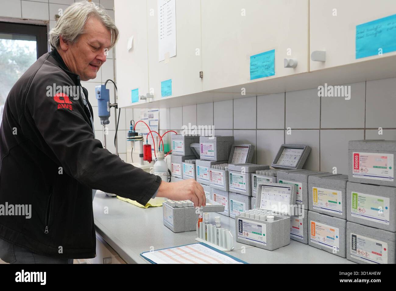 Jahn Lab Leiter der Kläranlage Thorsten Jahn bei der chemischen Laboranalyse der ...