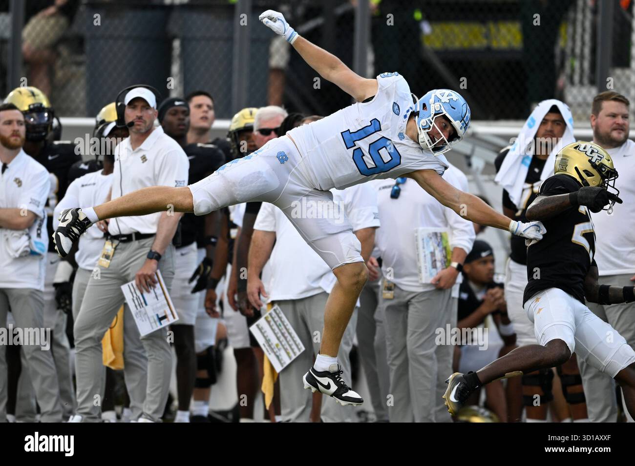 North Carolina tight end Jake Johnson (19) misses a pass against ...