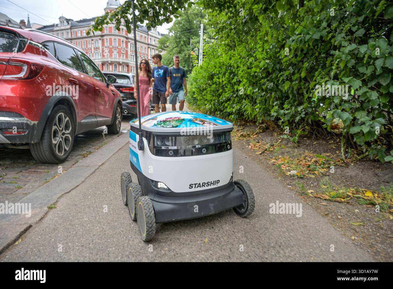 Wolt Lieferroboter Starship auf Gehweg, Helsinki, Finnland Stock Photo