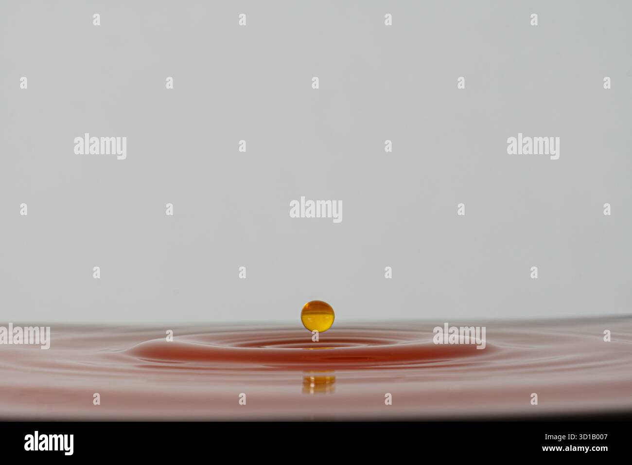 Fluid Pause in Amber Tension Stock Photo - Alamy