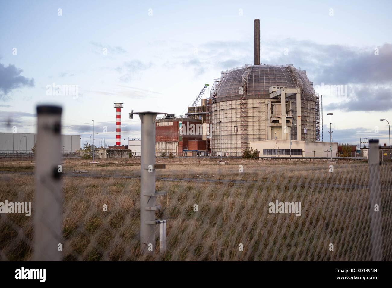 Stade, Germany. 27th Oct, 2025. The Stade nuclear power plant. The nuclear  power plant has been shut down for years. Before the demolition of the  reactor building is completed, the containment will