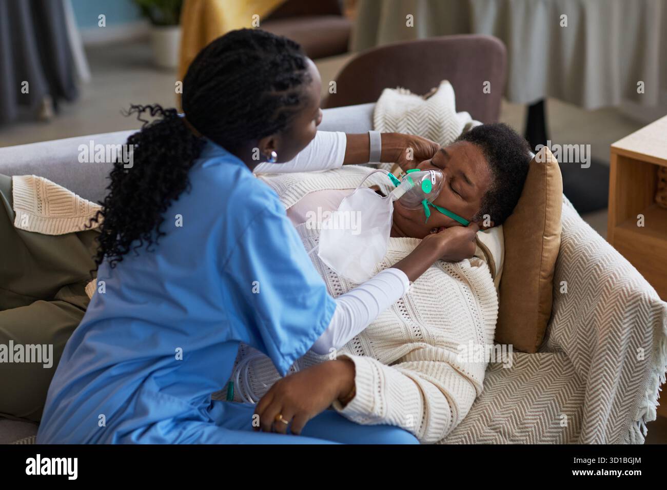 Oxygen mask woman hi-res stock photography and images - Alamy