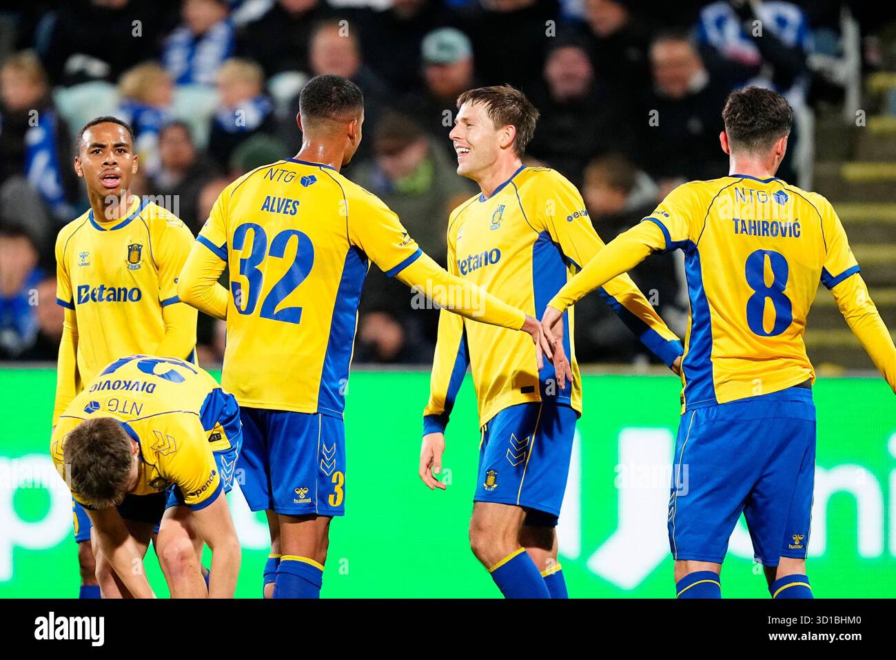 3f-superliga-kampen-mellem-odense-boldklub-og-broendby-if-paa-nature