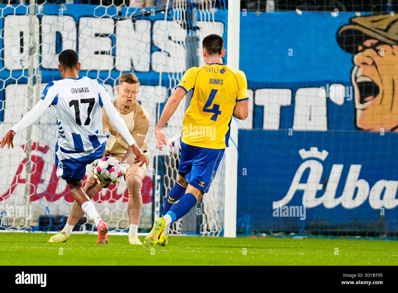 3f-superliga-kampen-mellem-odense-boldklub-og-broendby-if-paa-nature