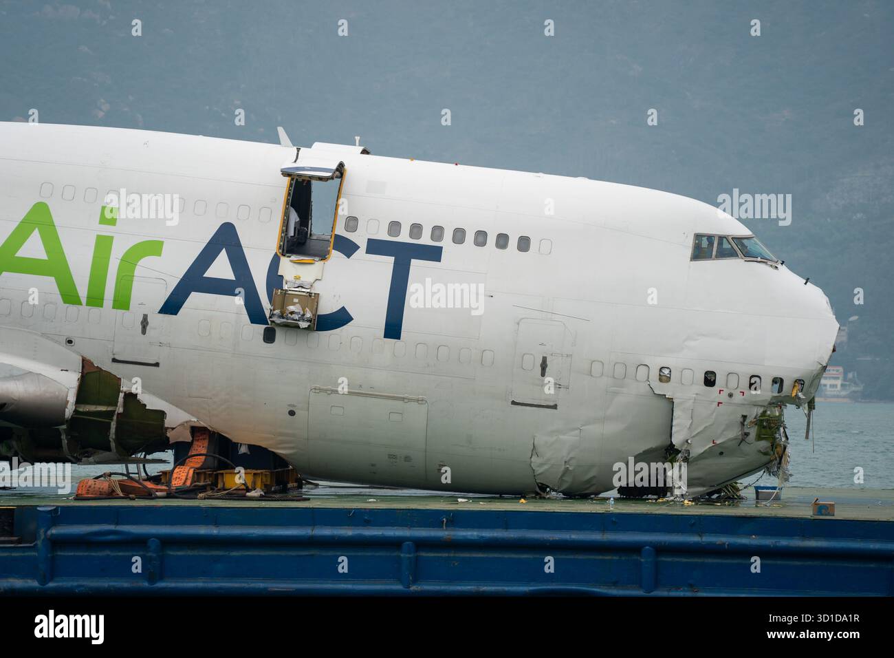 Boeing 747 landing in hong hi-res stock photography and images - Alamy