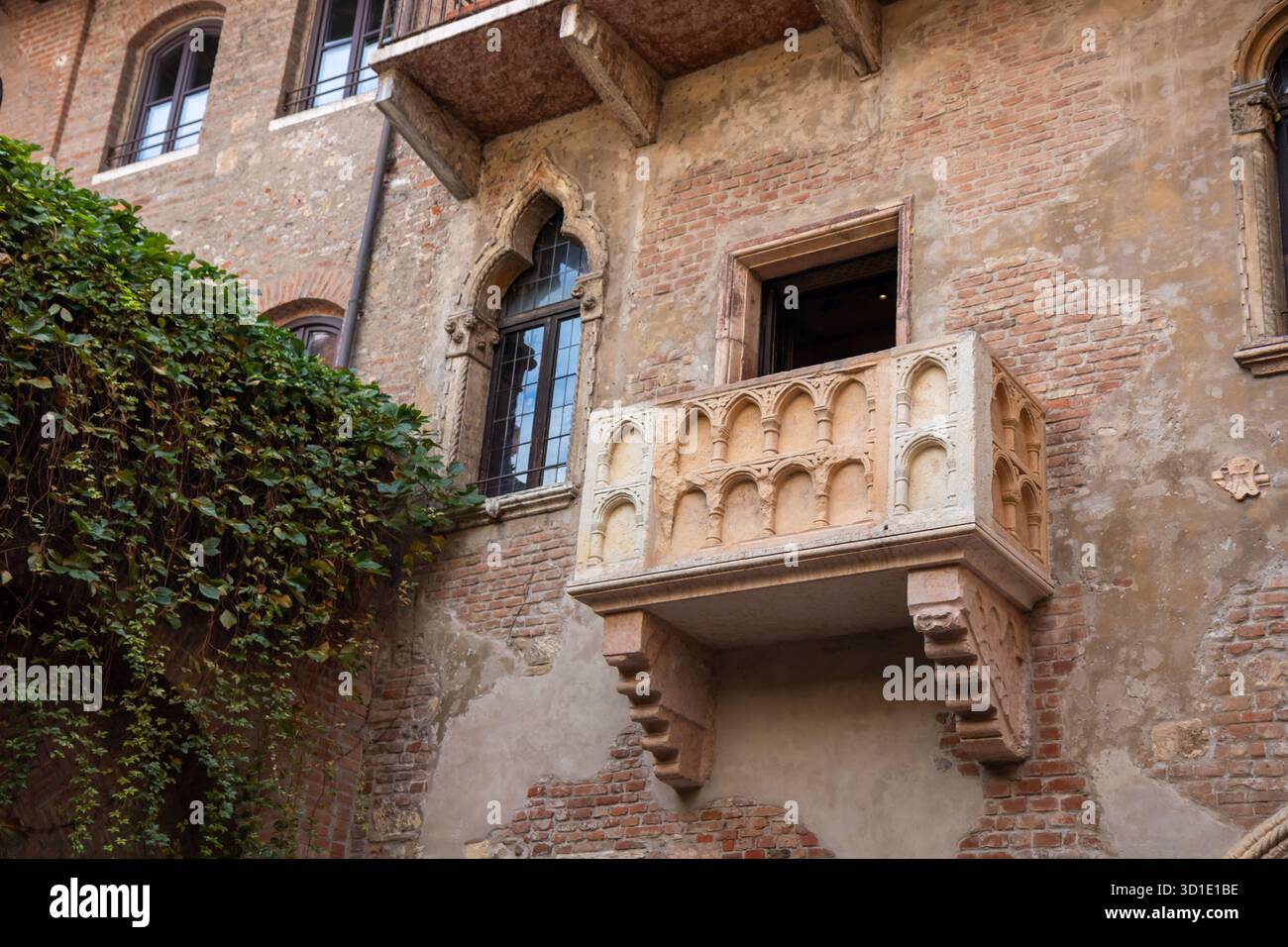 juliet-balcony-at-the-casa-di-giulietta-in-verona-italy-a-famous