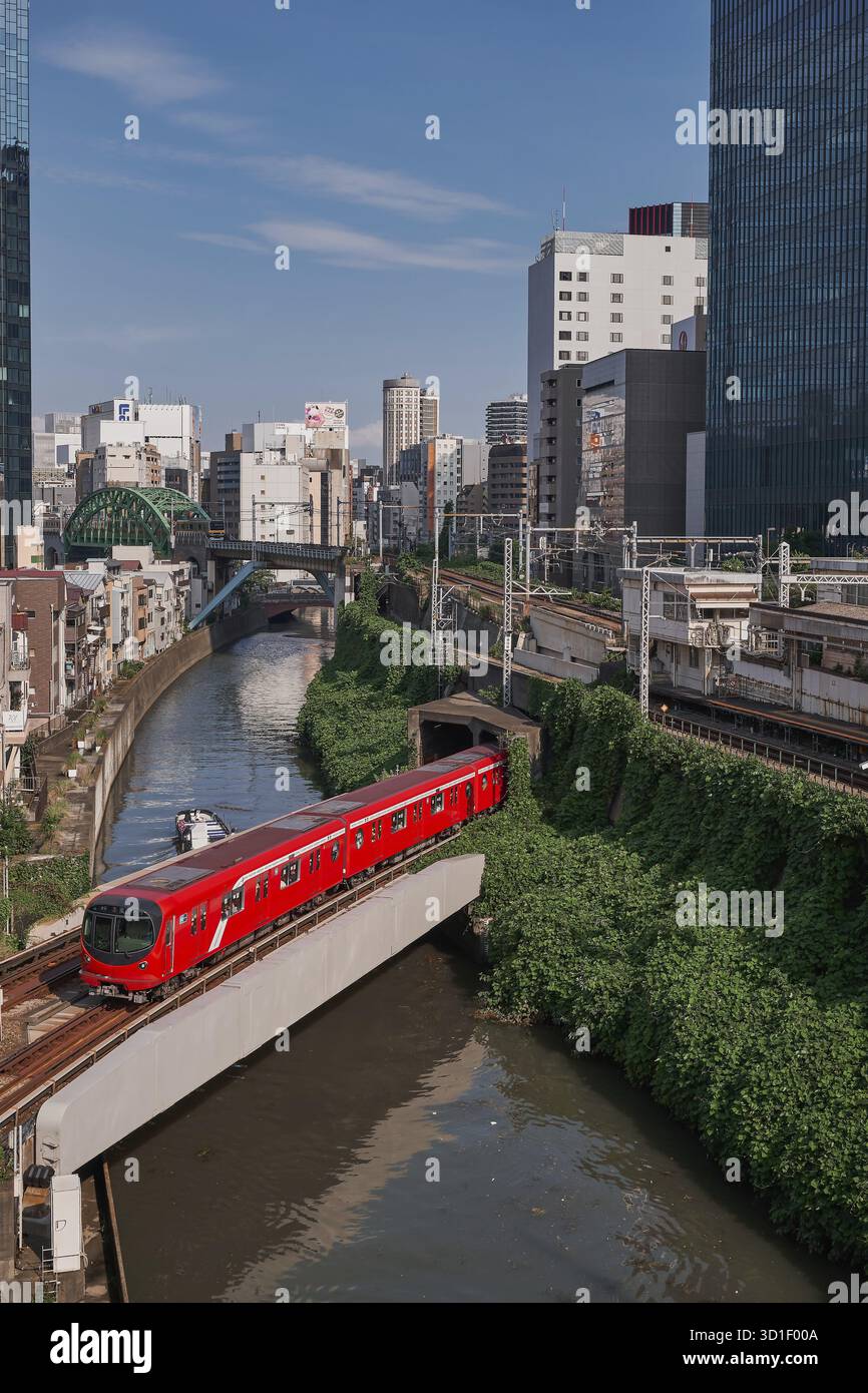 Chubby Sofi Di baland poshnali poyabzalda yugurish yolakchasida yuradi! Fohisha!