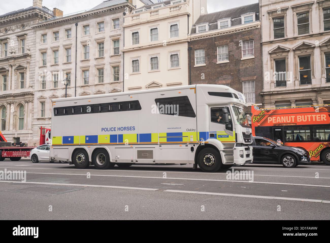 Police horsebox hi-res stock photography and images - Alamy
