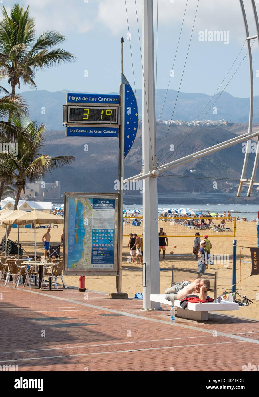 Las Palmas, Gran Canaria, Canary Islands, Spain. 28th October, 2025. Tourists, many from the UK, enjoying glorious sunshine on the city beach in Las Palmas on Gran Canaria. Credit: Alan Dawson/Alamy Live News Stock Photo