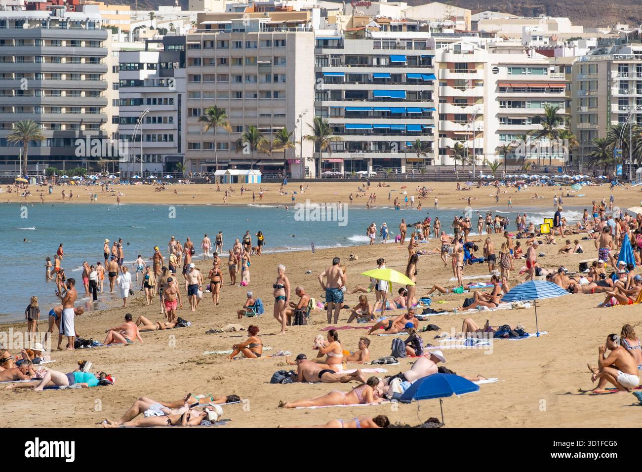Las Palmas, Gran Canaria, Canary Islands, Spain. 28th October, 2025. Tourists, many from the UK, enjoying glorious sunshine on the city beach in Las Palmas on Gran Canaria. Credit: Alan Dawson/Alamy Live News Stock Photo