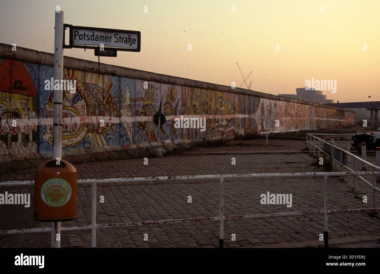 Archivbild 1980er Jahre: die Berliner Mauer / archival image 1980s: the Berlin Wall (nur fuer redaktionelle Verwendung. Keine Werbung. Referenzdatenba Stock Photo