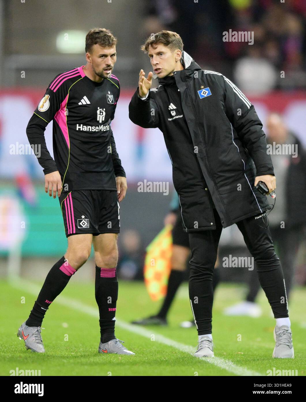 from left: Jonas Meffert, assistant coach Loic Fave (HSV Hamburg ...