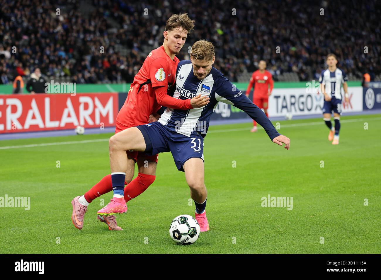 BERLIN, GERMANY - OCTOBER 28: Márton Dárdai (Hertha BSC 31) controls ...