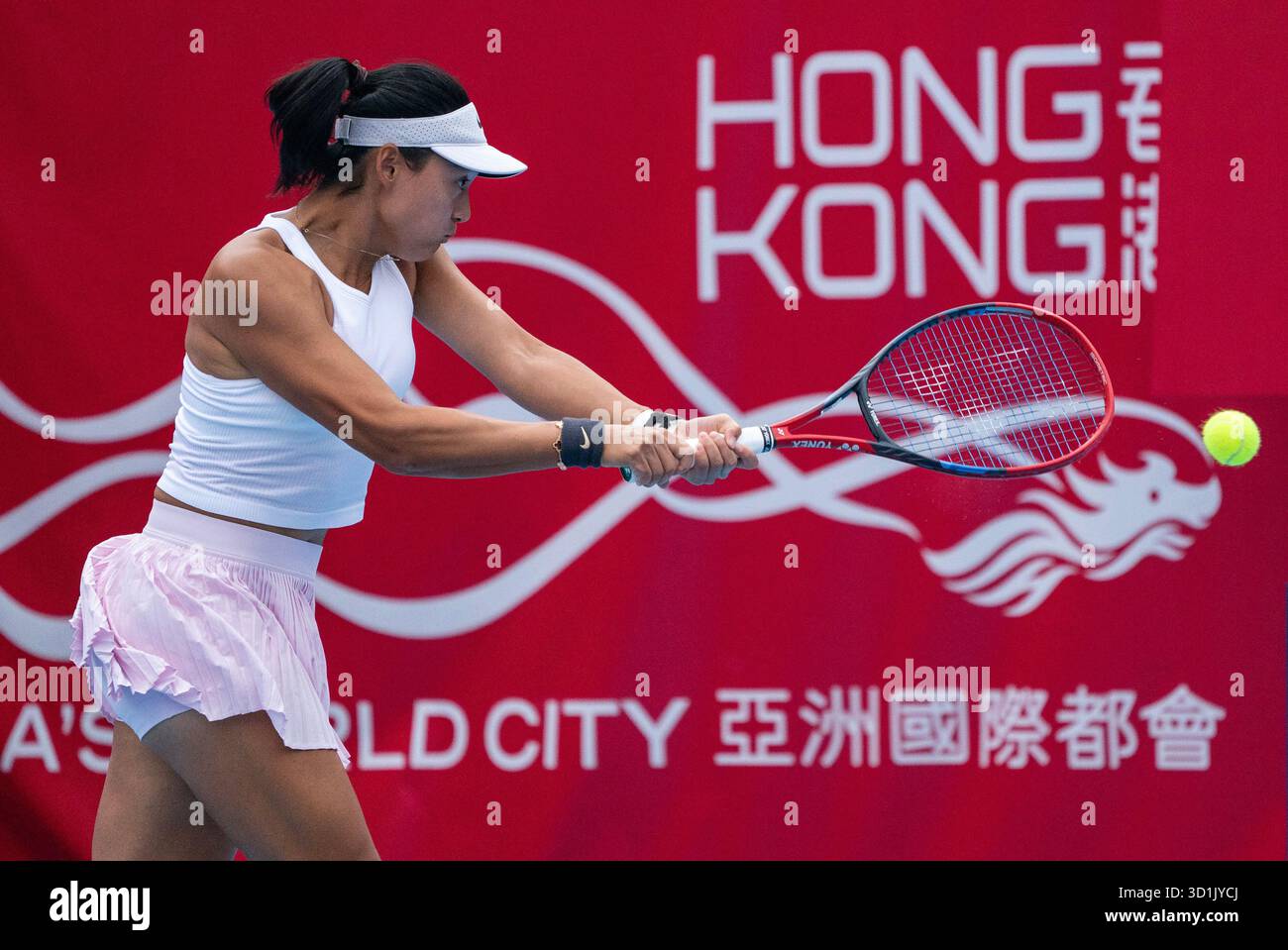 Hong Kong,China.27th October 2025. Wang Yafan of China returns a shot in the Women' Singles Round of 32 match against Maddison Inglis of Australia on day one of the Hong Kong Tennis Open 2025 at Victoria Park on October 27, 2025 in Hong Kong, China. Credit: Hou Yu/China News Service/Alamy Live News Stock Photo