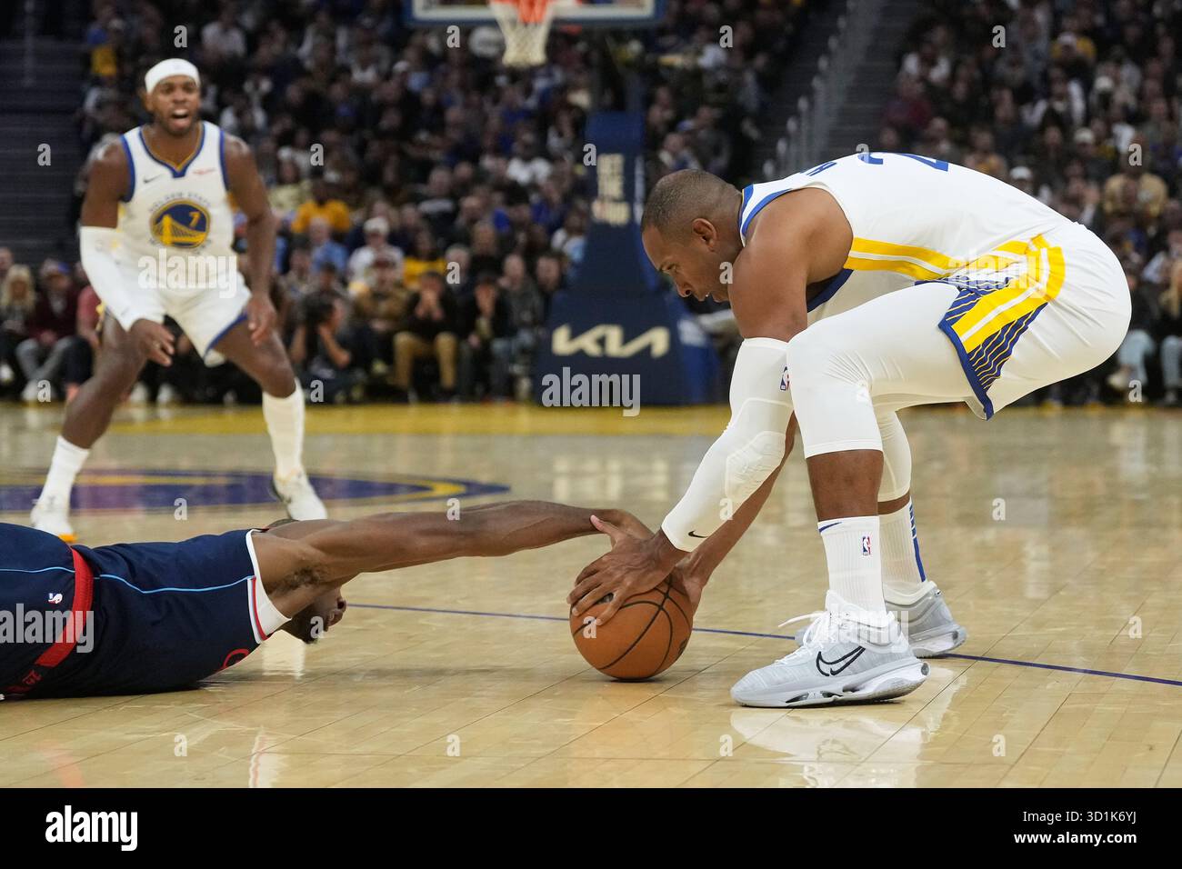 Golden State Warriors center Al Horford, right, grabs the ball over Los