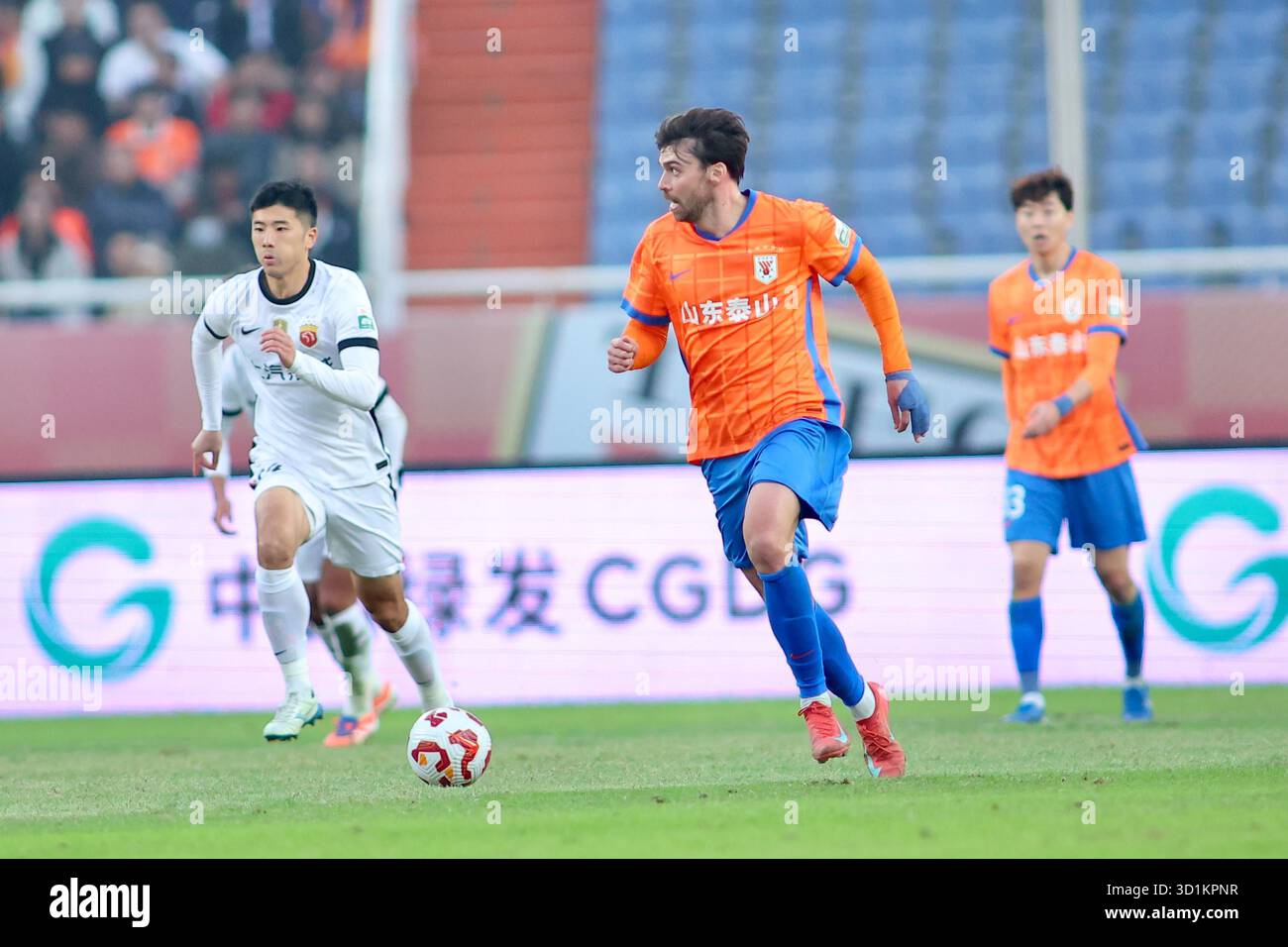 Shandong Taishan Football Club defeated Shanghai Port Football Club ...