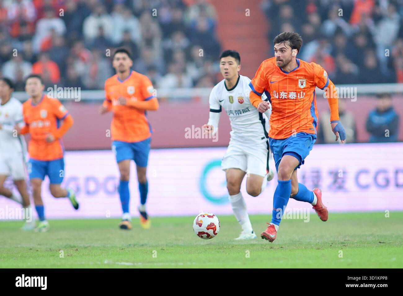 Shandong Taishan Football Club defeated Shanghai Port Football Club ...