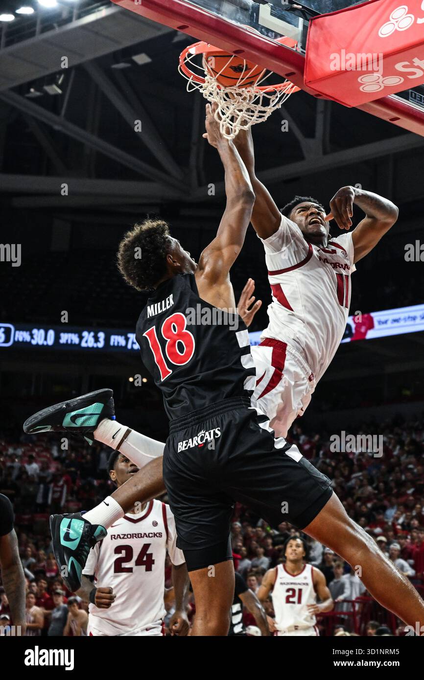 Arkansas guard Karter Knox (11) dunks the ball over Cincinnati forward ...
