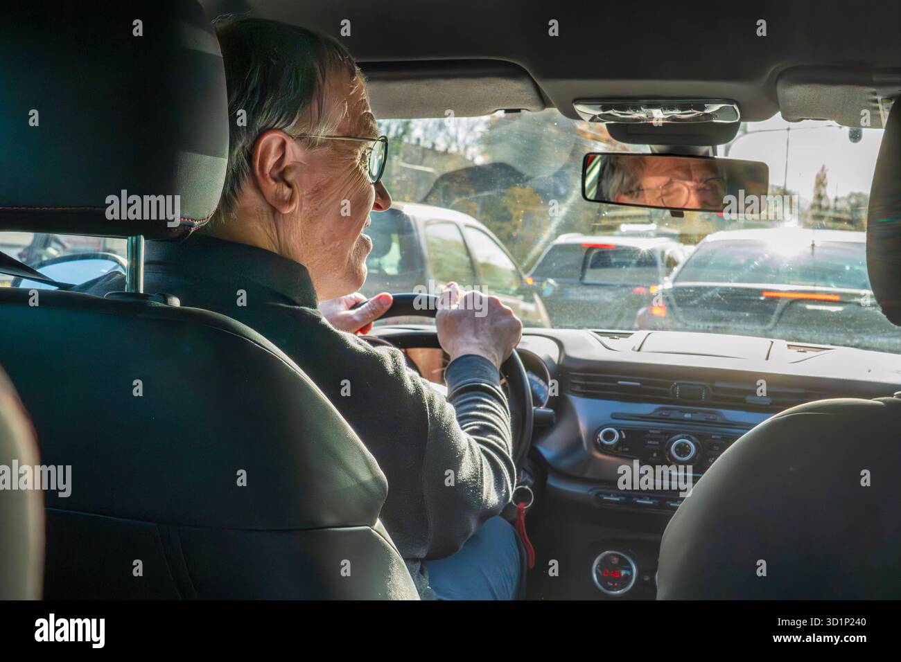älterer Autofahrer, Rentner, Ü65, im Stadtverkehr, Symbolfoto Fahrtauglichkeit von Senioren, München, Oktober 2025 Deutschland, München, Oktober 2025, älterer Autofahrer am Steuer, Rentner, Ü65, im Münchner Stadtverkehr, Symbolfoto, Senioren im Autoverkehr, EU hatte vorgeschlagen, die Fahrtauglichkeit älterer Autofahrer regelmäßig zu überprüfen, verpflichtende Gesundheitschecks einzuführen, es bleibt aber den EU-Mitgliedsstaaten überlassen, in Deutschland gibt es keinen verpflichtenden Gesundheitscheck, der ab einem bestimmten Alter gelten würde, Sehstärke, Sehschwierigkeiten, Sicht, Stress, S Stock Photo