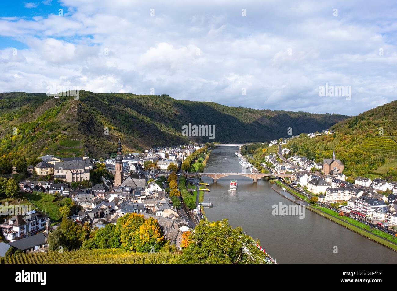 Looking down to historic town of Cochem in Mosel Valley from Reichsburg ...