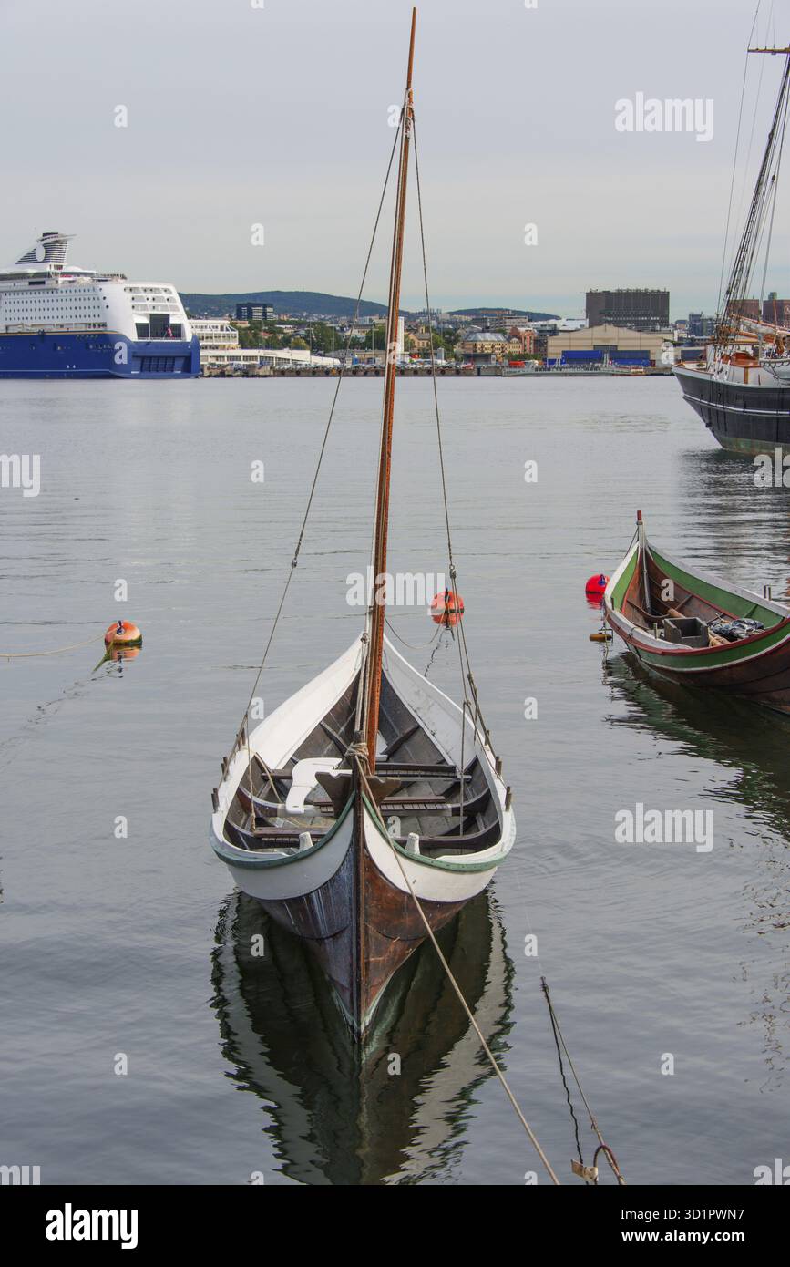 Wooden rowing sailing boat hi-res stock photography and images - Alamy