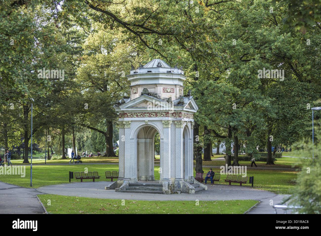 Ein charmanter, runder Pavillon mit klassischer Architektur und ...