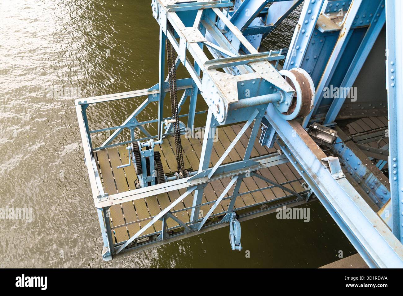 Under bridge inspection platform hi-res stock photography and images ...