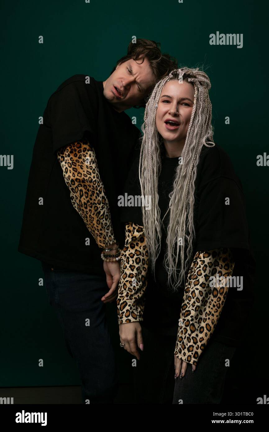 Two people posing for picture hi-res stock photography and images - Alamy