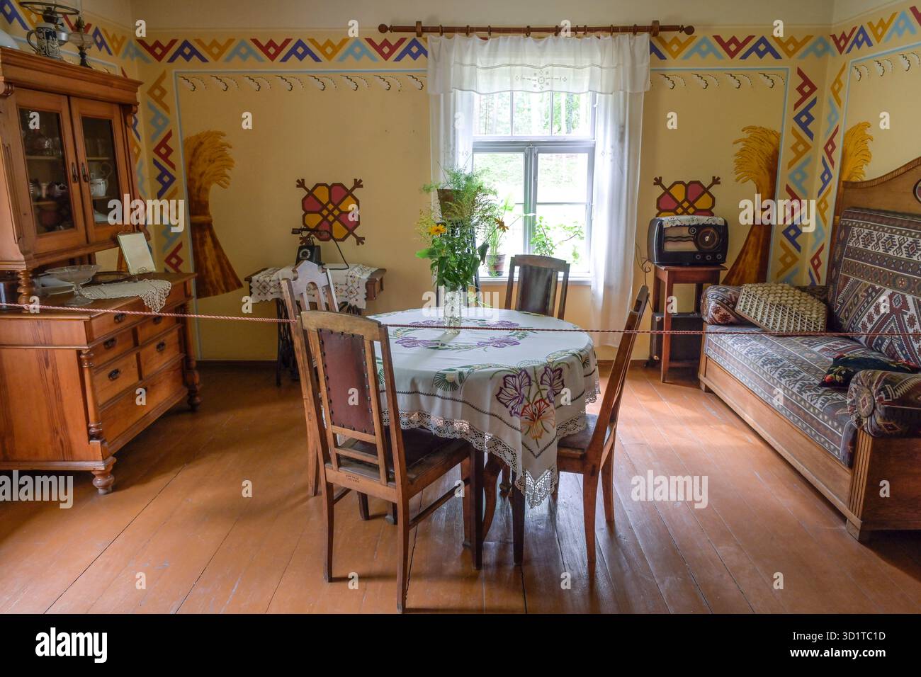Wohnraum, Kazaki-Haus, Holzhaus, Bauernhaus, Lettisches Ethnografisches Freilichtmuseum, Brivdabas iela, Riga, Lettland Stock Photo