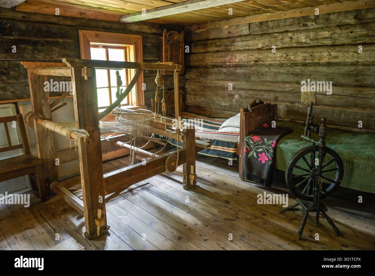 Webstuhl, Wohnraum, Holzhaus, Bauernhaus, Lettisches Ethnografisches Freilichtmuseum, Brivdabas iela, Riga, Lettland Stock Photo