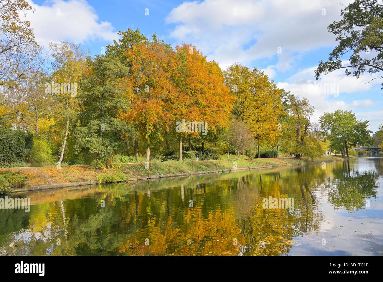 landwehrkanal-herbst-im-park-gro-er-tiergarten-mitte-berlin