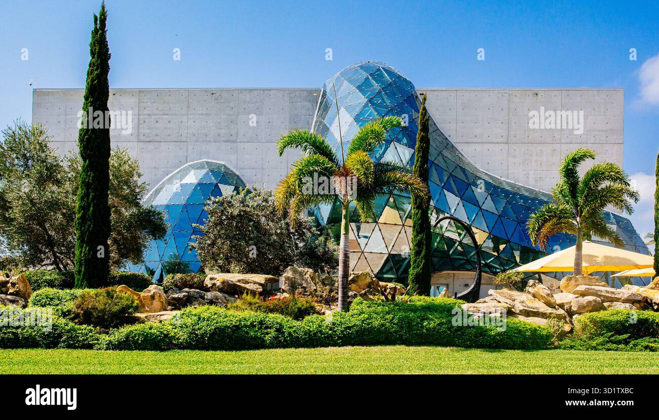 Full view of the Salvador Dalí Museum, St. Petersburg, FL, Concrete box ...