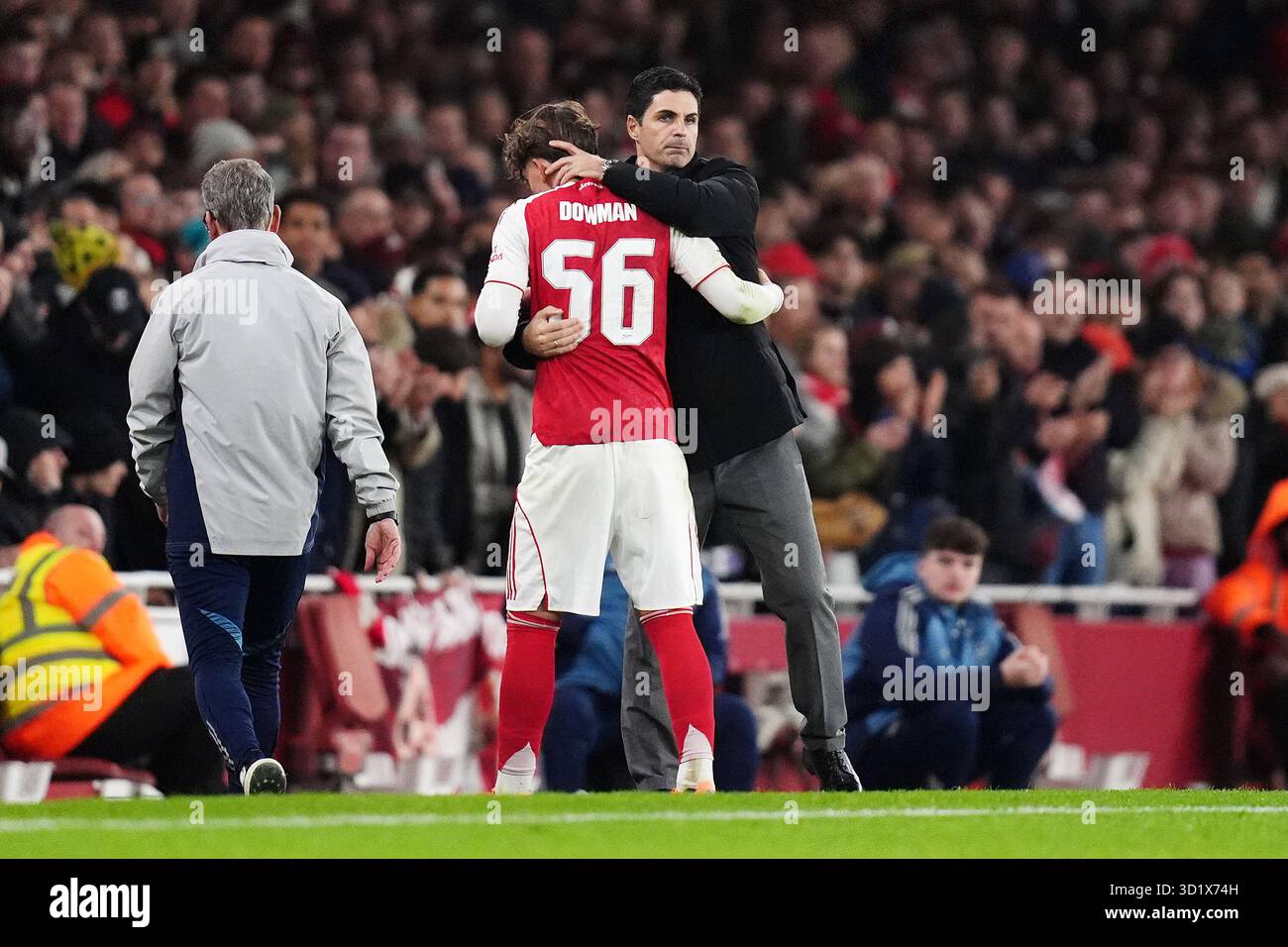 Arteta dan Max Dowman merayakan trofi Why This Matters