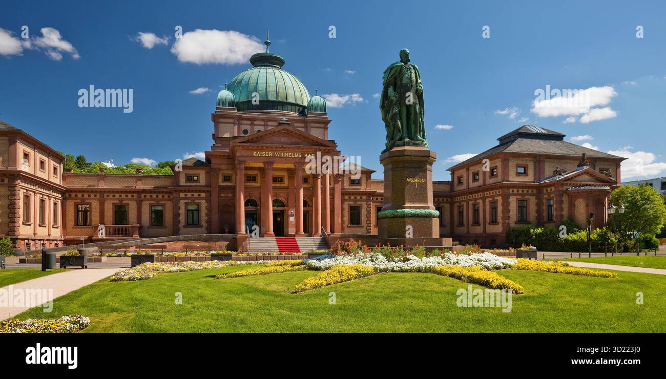Kaiser-Wilhelms-Bad mit Monument von Kaiser Wilhelm I. im Kurpark von Bad Homburg vor der Hoehe, Hessen, Germany, Europa Stock Photo