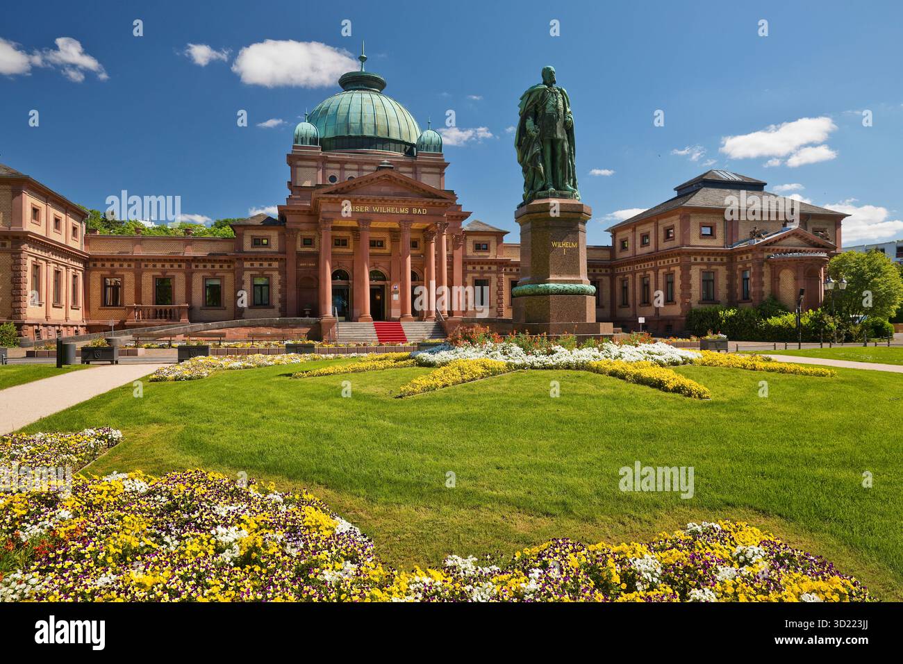 Kaiser-Wilhelms-Bad mit Monument von Kaiser Wilhelm I. im Kurpark von Bad Homburg vor der Hoehe, Hessen, Germany, Europa Stock Photo