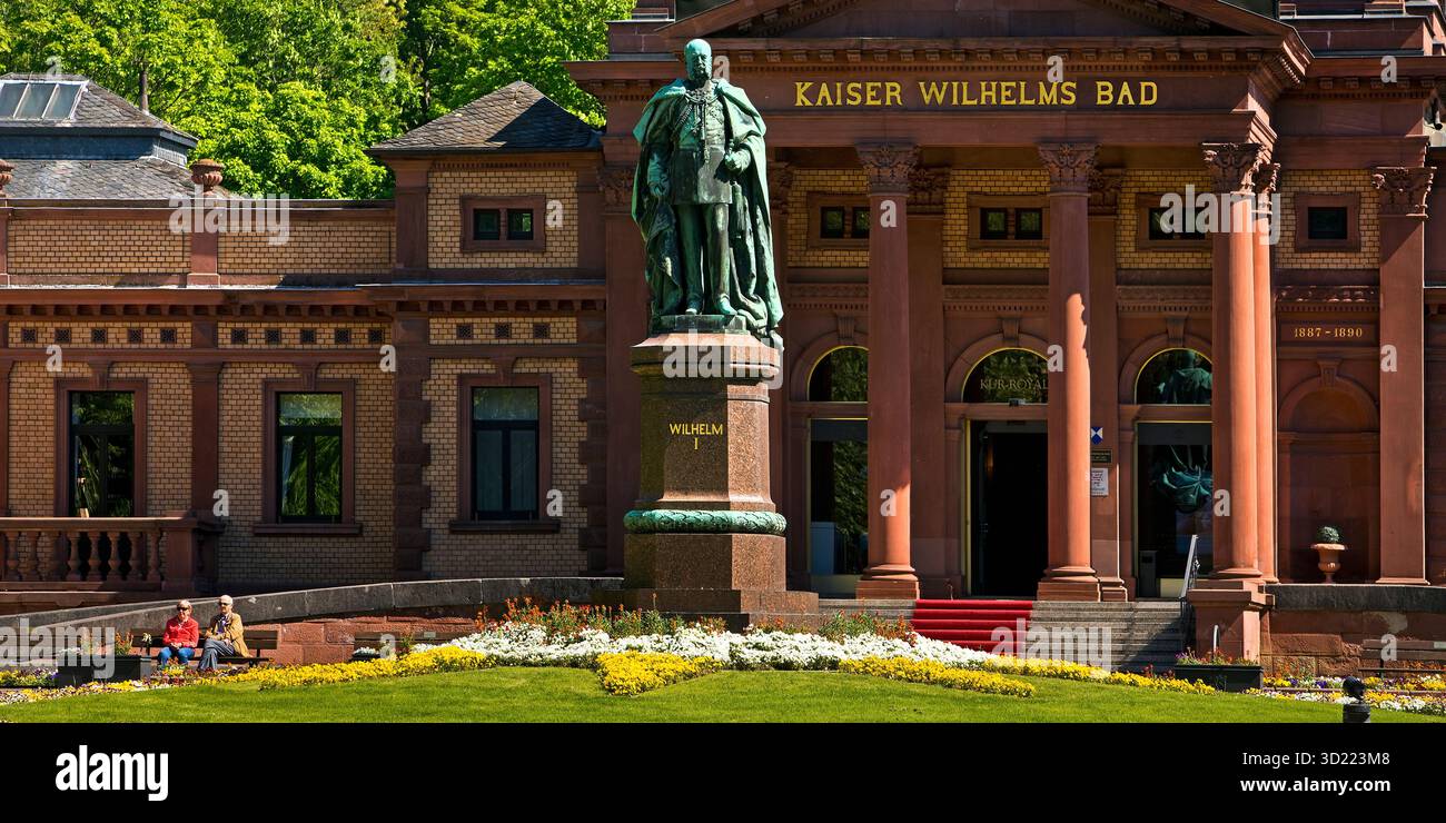 Kaiser-Wilhelms-Bad mit Monument von Kaiser Wilhelm I. im Kurpark von Bad Homburg vor der Hoehe, Hessen, Germany, Europa Stock Photo